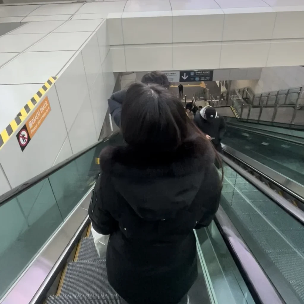 ソウル駅からAREX乗り場へ下りるエスカレーター