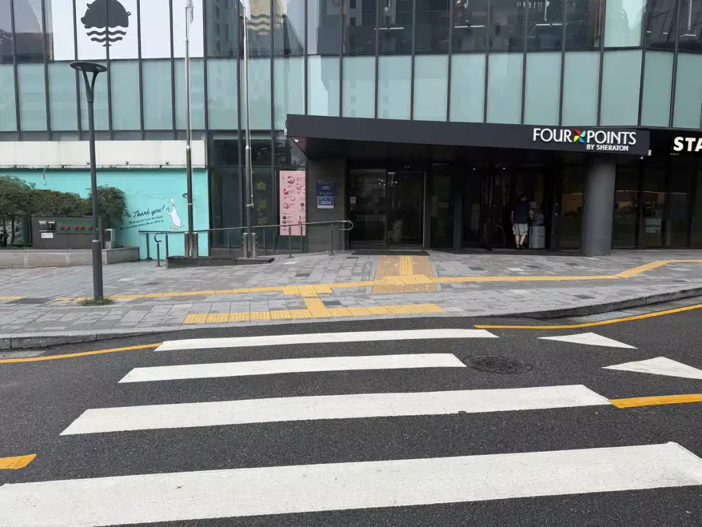 乙支路3街駅12番出口からホテルへ向かう途中にある横断歩道