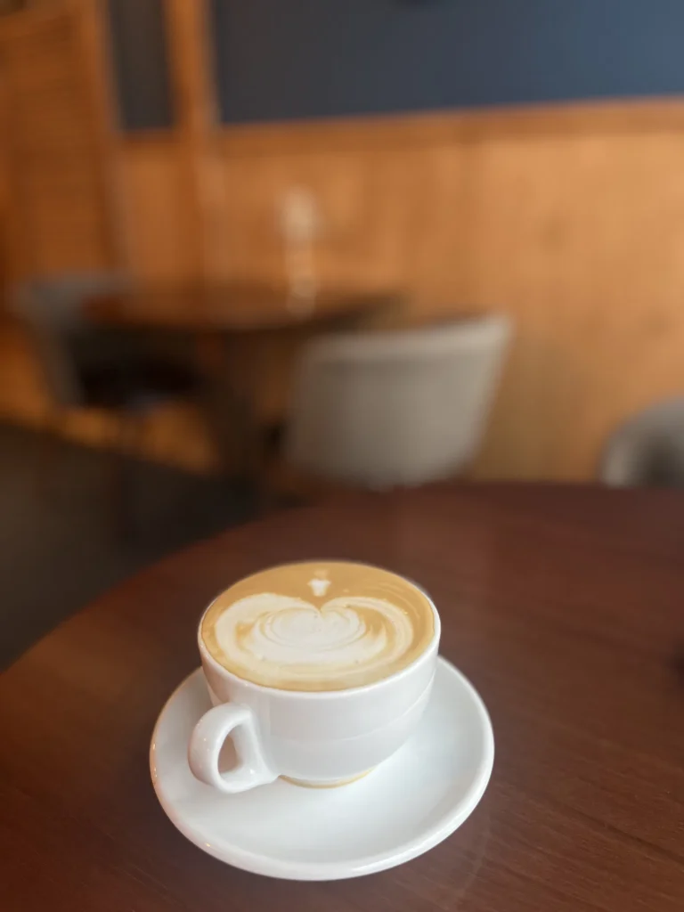新羅ステイ光化門近くのBAR RAYで楽しむラテアートコーヒー