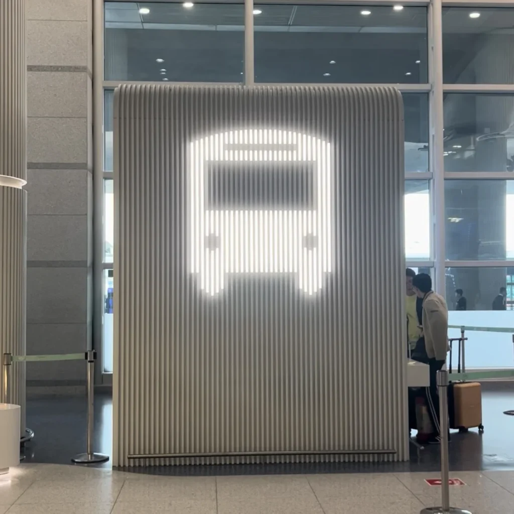 仁川空港内に設置された空港リムジンバスの乗り場を示すバス案内サイン