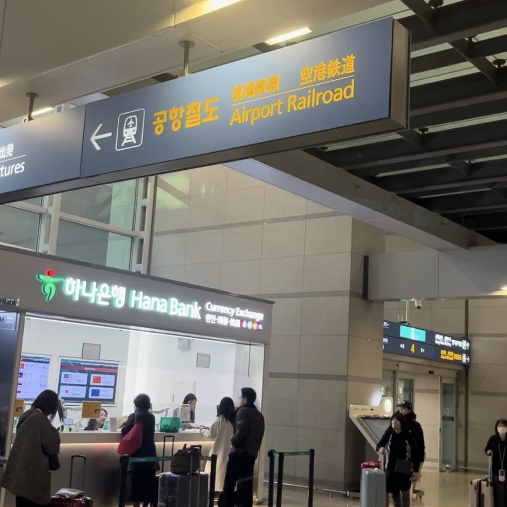 仁川空港第1ターミナルの空港鉄道AREX方面を示す天井案内板