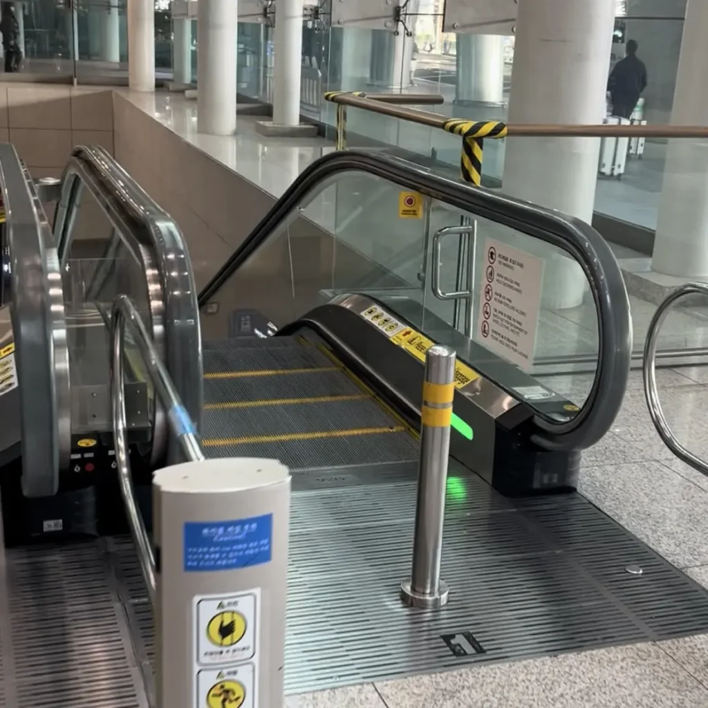 仁川空港第1ターミナルから空港鉄道AREXへ向かう下りエスカレーター入口