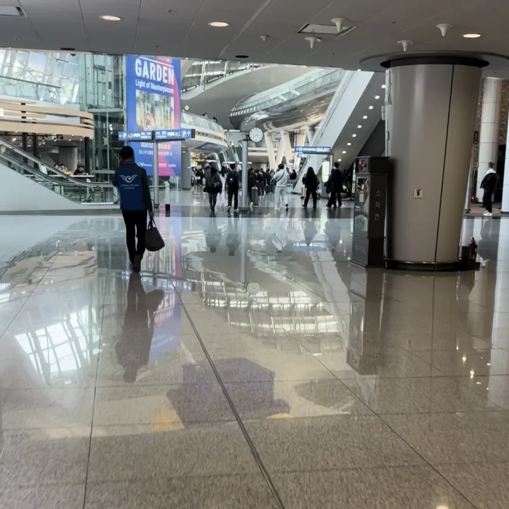 仁川空港第1ターミナルのAREX駅コンコース