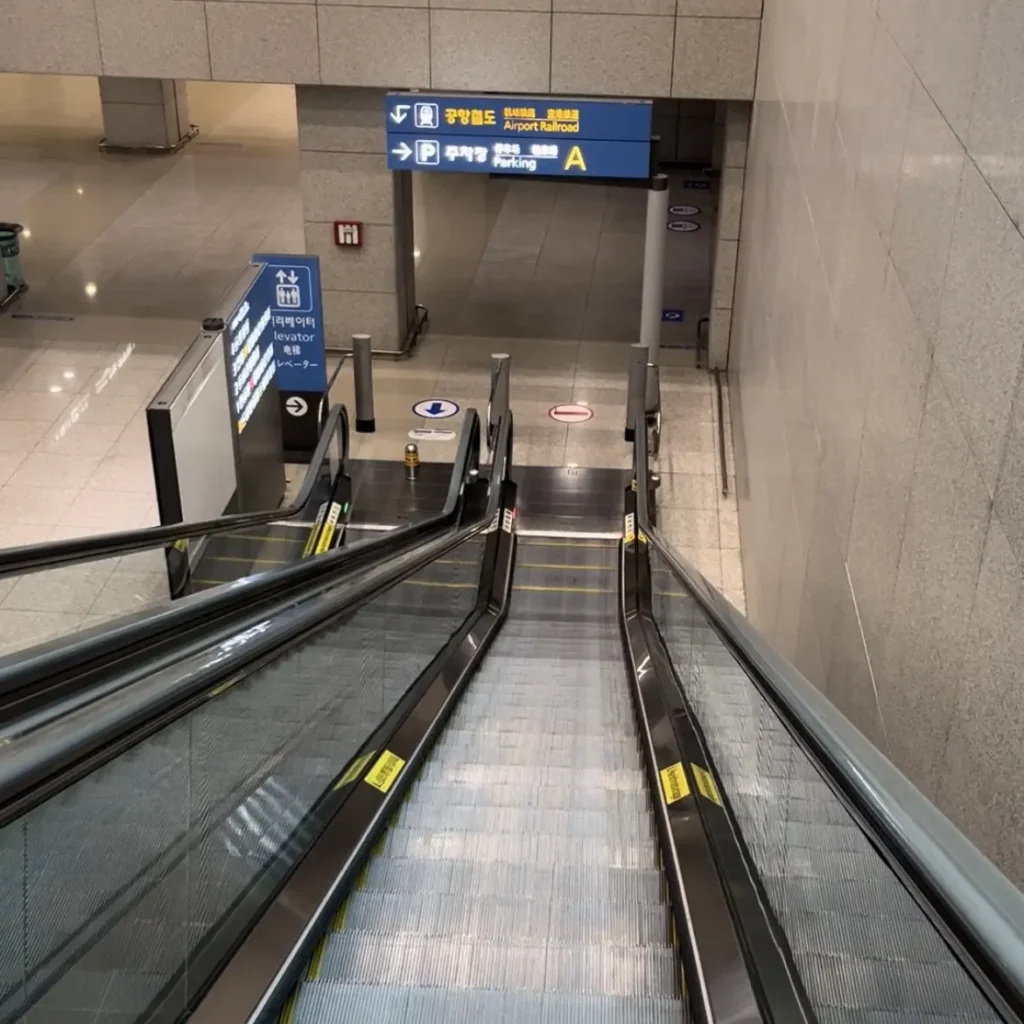 仁川空港第1ターミナルからAREX乗り場方面の地下へ下るエスカレーター