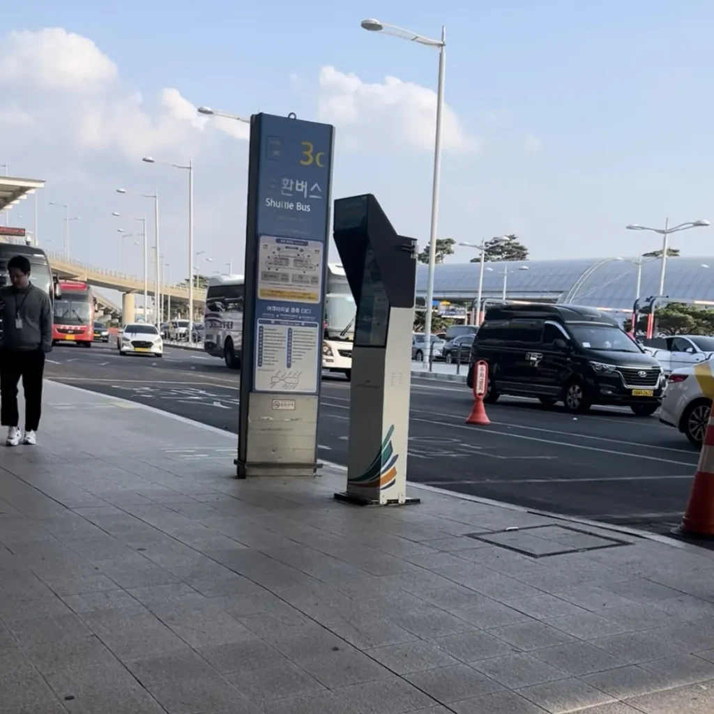 仁川空港第1ターミナルのシャトルバス乗り場へ向かう途中にある案内表示