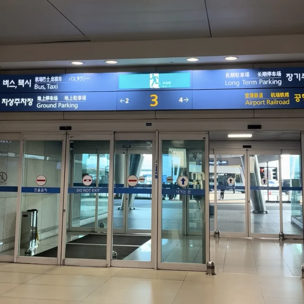 仁川空港第1ターミナル3番出口とインスパイアホテルのシャトルバス乗り場へ向かう案内表示