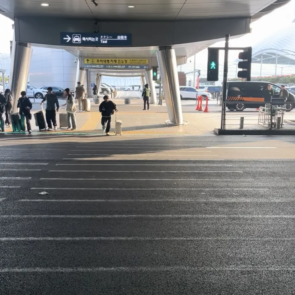 仁川空港第1ターミナル3番出口からインスパイアホテルのシャトルバス乗り場へ向かう横断歩道