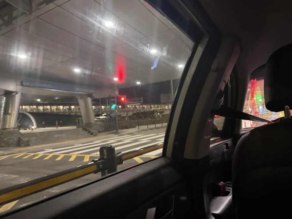 仁川国際空港からソウルへ向かうタクシー車内から見た道路