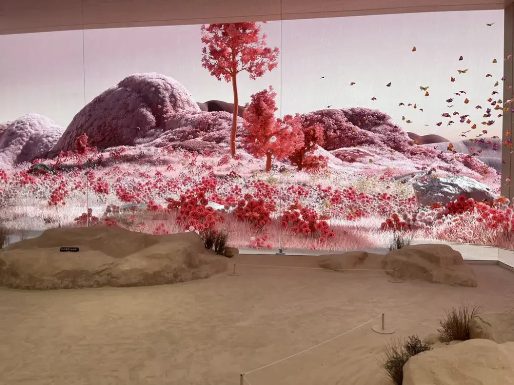 韓国・仁川インスパイアLe Spaceの赤い木と岩山を描いた幻想的な自然映像
