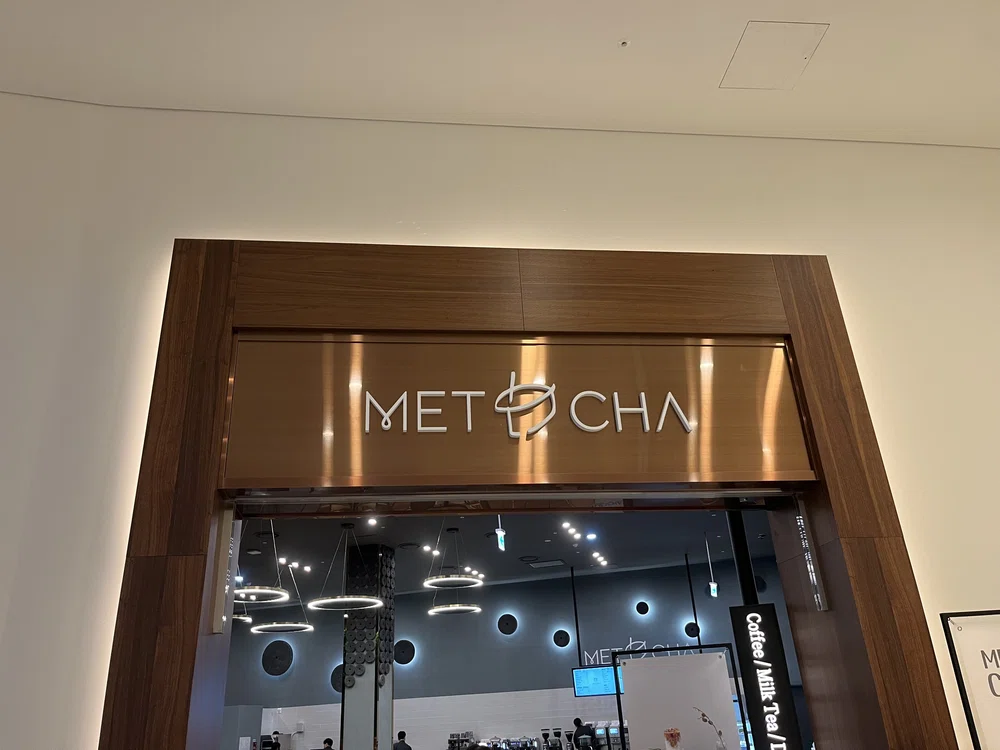 仁川インスパイアホテル内にあるmetcha caffeの店舗入口
