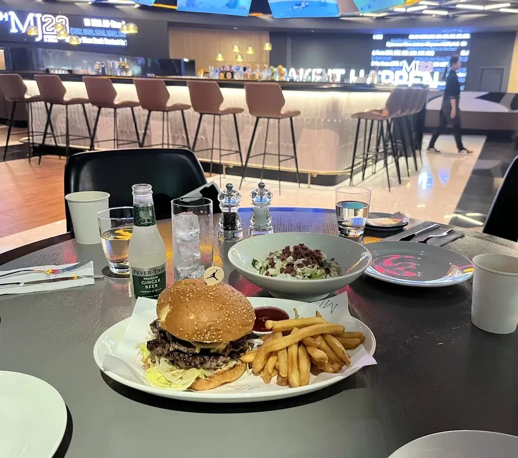 仁川インスパイアのMJ23で食べたハンバーガーとフライドポテト