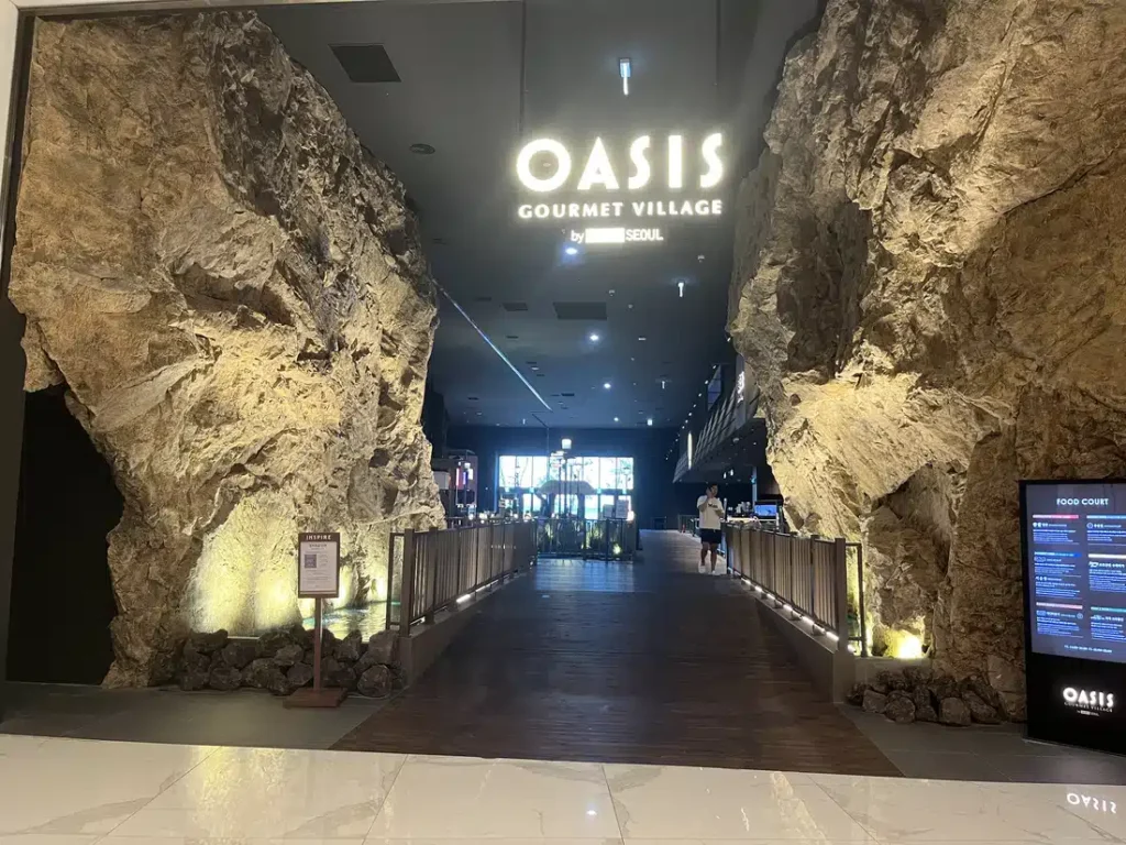 インスパイアホテル内のフードコートOASIS Gourmet Villageの入口