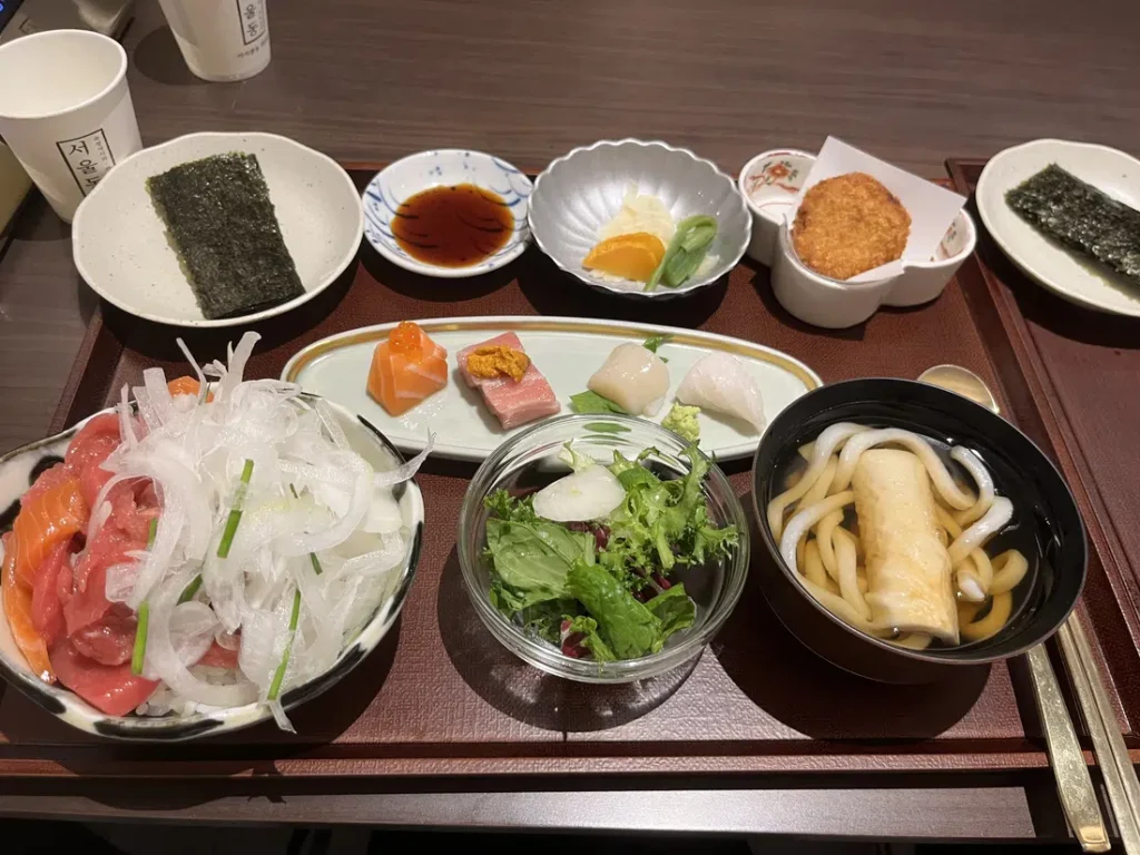 インスパイアのOASIS Gourmet Villageで提供される和食系の食事