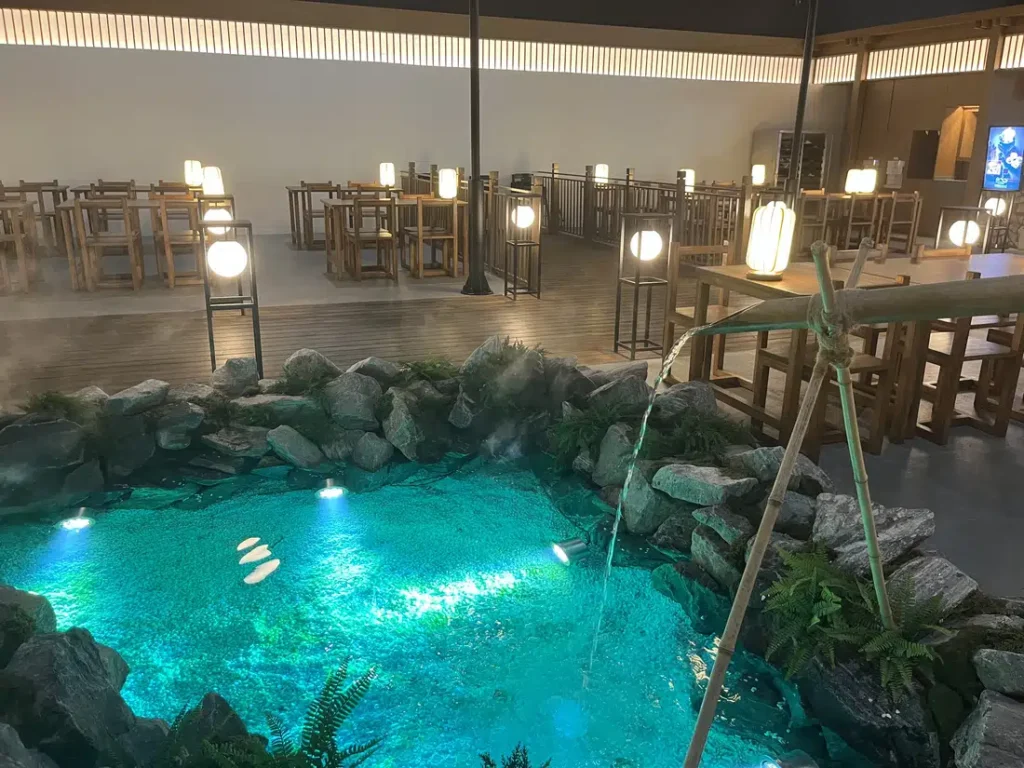 水辺を囲むように席が配置されたインスパイアのOASIS Gourmet Village