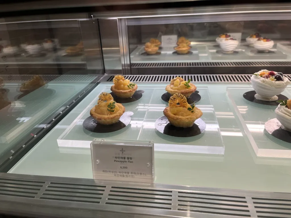 Brasserie 1783のショーケースに並ぶ色鮮やかなタルト