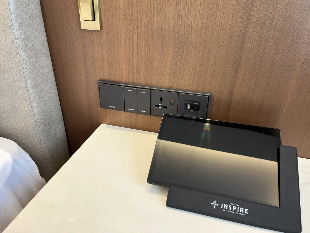 インスパイアホテルのベッドサイドにある照明操作パネルと電源設備