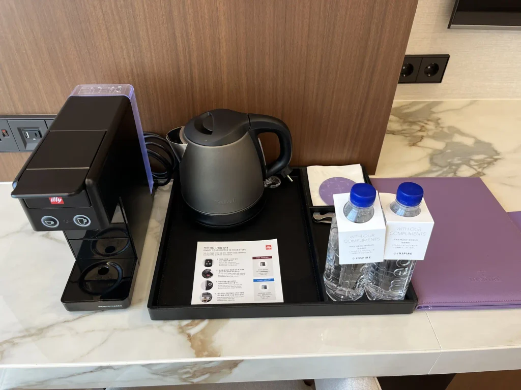 インスパイアホテル客室に用意された水とコーヒー用品
