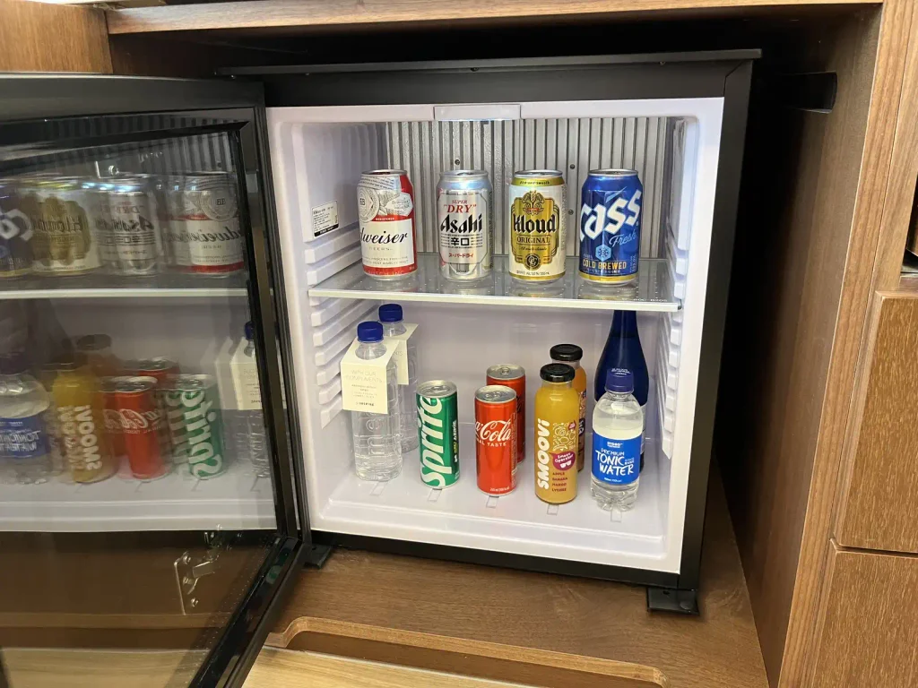 インスパイアホテル客室のミニバーと冷蔵庫