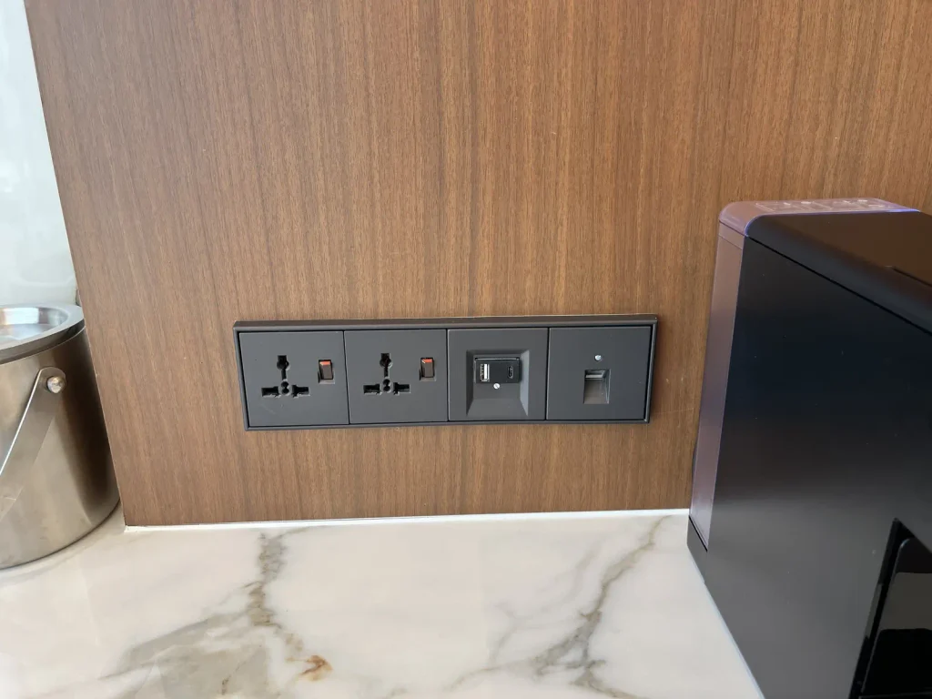 インスパイアホテル・サンタワー客室のコンセントと電源設備