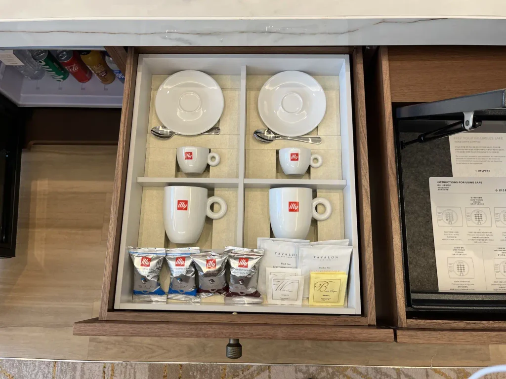 インスパイアホテル客室のお茶とコーヒーを収納した引き出し