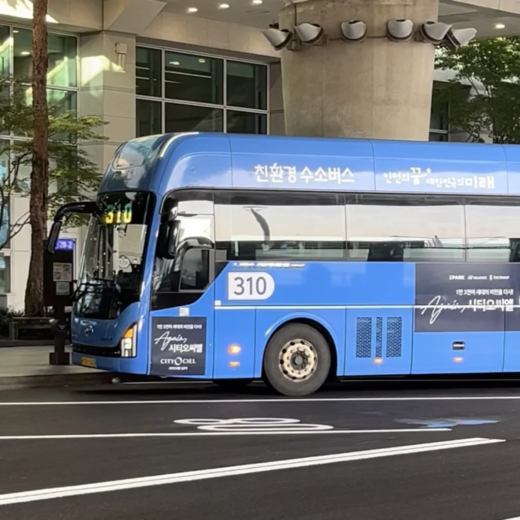 韓国のバス停に停車する青色の310番バス