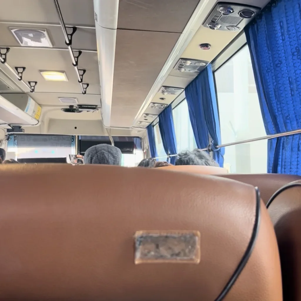 韓国のリムジンバスをイメージできるゆったりした座席の車内