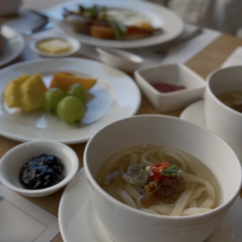 L7明洞の朝食で食べた温かいカルグクス