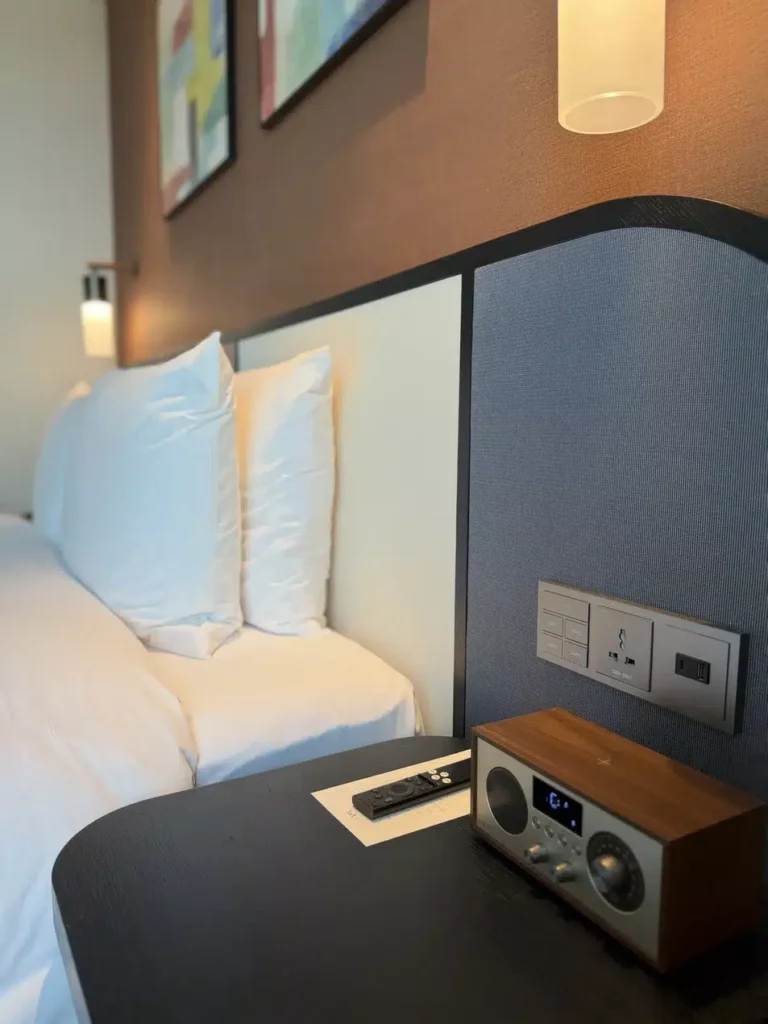 メルキュールアンバサダーソウルマゴクのベッド横にある電源