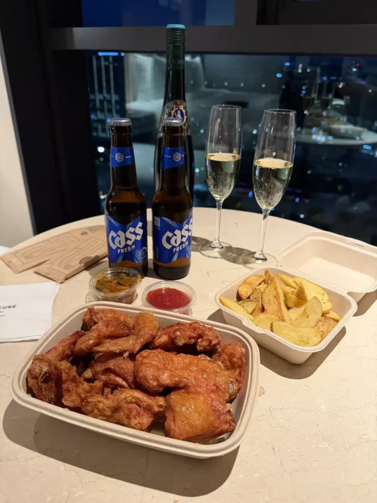 メルキュールアンバサダーソウルマゴクの客室で楽しんだチキンとビール