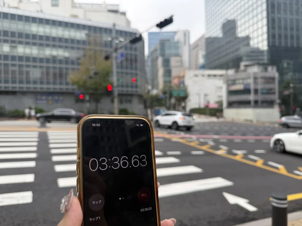 ナインツリー明洞2から明洞聖堂への徒歩所要時間を計測する様子。明洞聖堂手前の大通りの信号に着いた瞬間(3分36秒63)