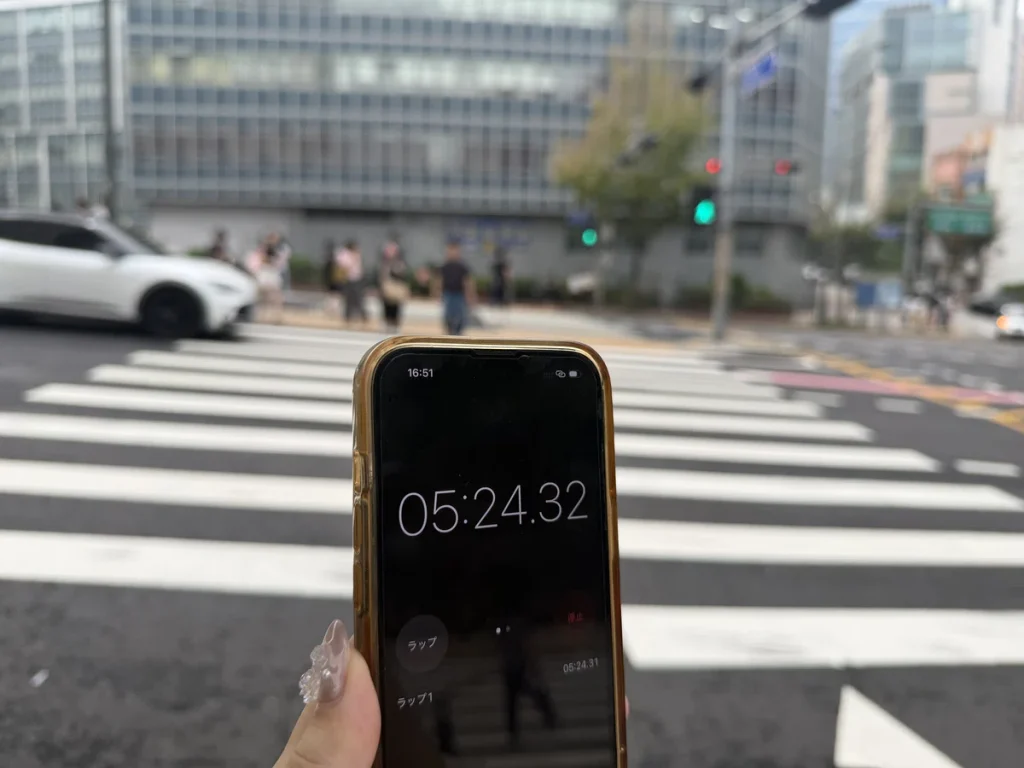 明洞聖堂手前の横断歩道で信号が青になるまで徒歩時間を計測した様子