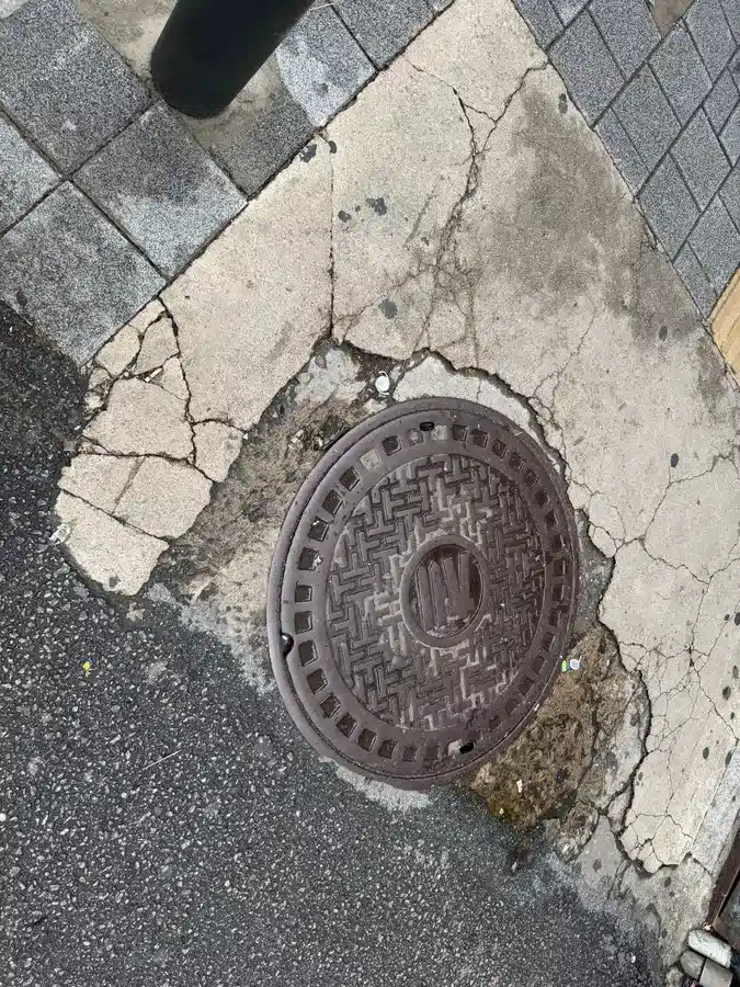 ナインツリーバイパルナスソウル明洞2への徒歩ルートにある凹凸やひび割れのある歩道