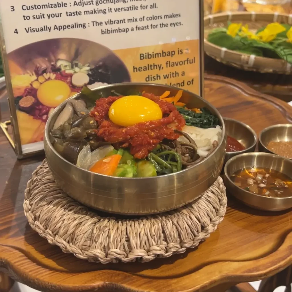 voco明洞の朝食で提供される野菜や肉、卵黄を盛り付けた韓国料理のビビンバ