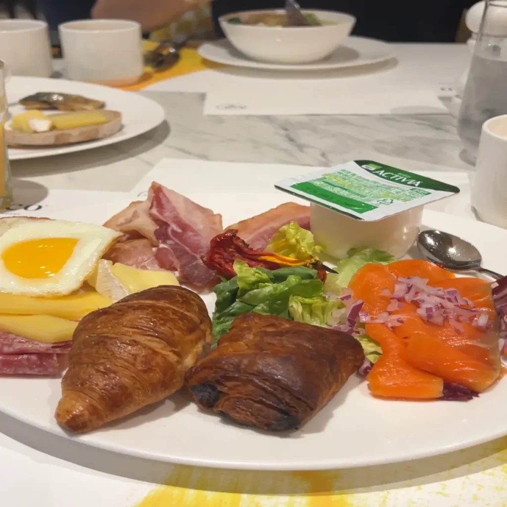 vocoソウル明洞の朝食で選んだクロワッサン、サーモン、目玉焼き、ハム、チーズ