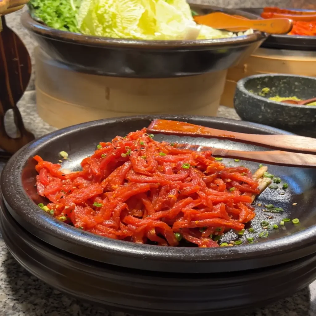 voco明洞のビュッフェに並ぶ葉野菜、ユッケなどの韓国料理の薬味