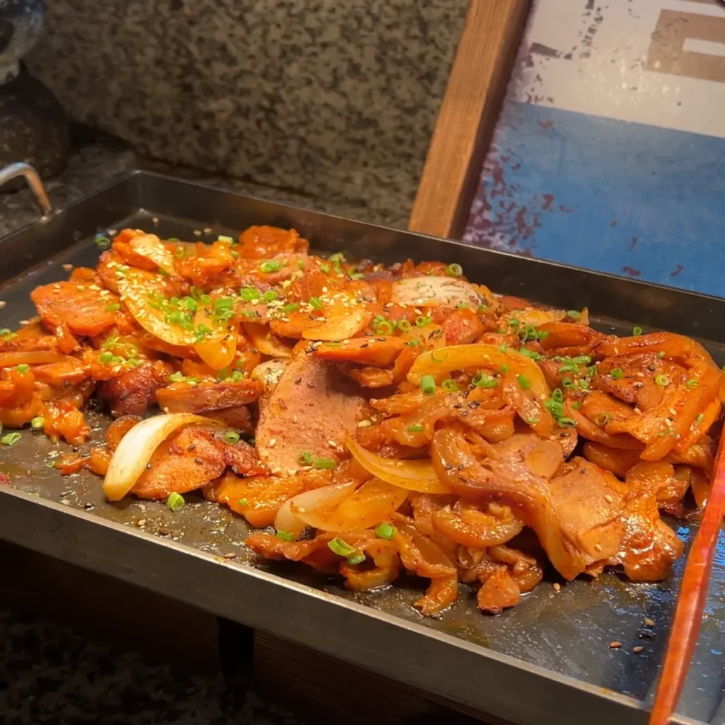 voco明洞のビュッフェに並ぶ甘辛く味付けされた韓国風の肉料理
