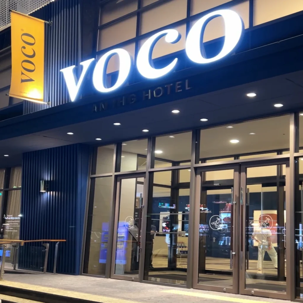 夜にライトアップされたvocoソウル明洞のホテルエントランス