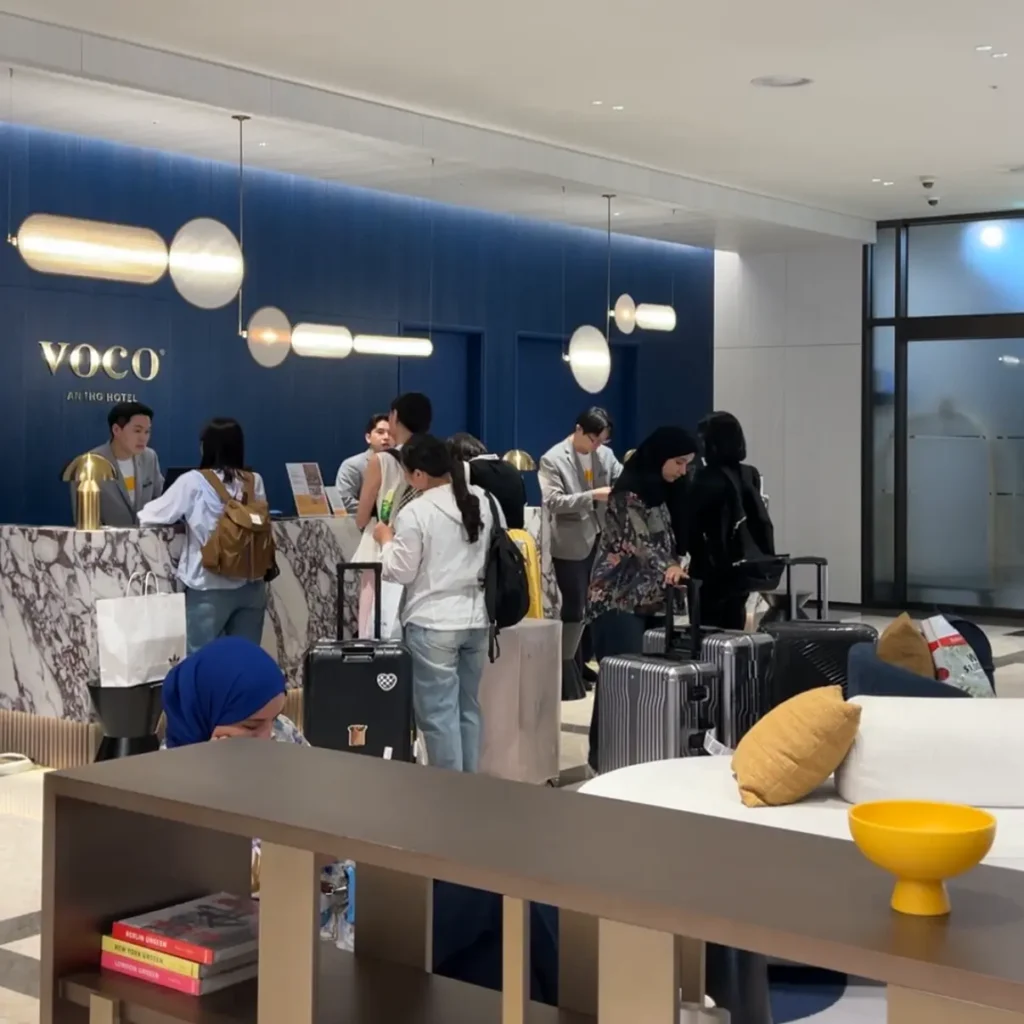 vocoソウル明洞のロビーとフロントでチェックインする宿泊客