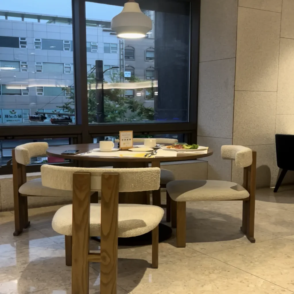 vocoソウル明洞の朝食会場52 Market Placeのダイニングスペース