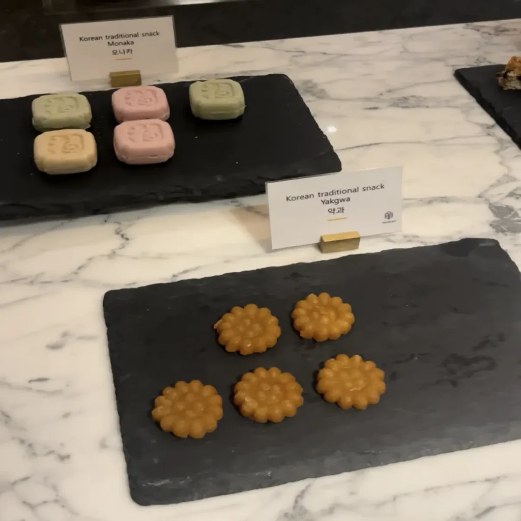 voco明洞で提供される韓国伝統菓子の薬菓とモナカ