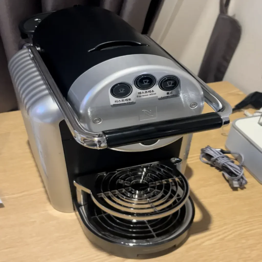 voco明洞の客室に設置されたネスプレッソのコーヒーマシン