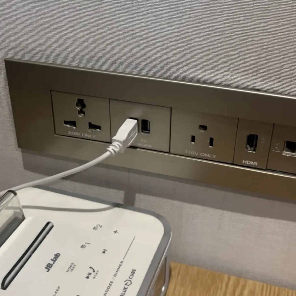 vocoソウル明洞の客室にある220Vと110V対応電源、USB充電ポート、HDMI端子