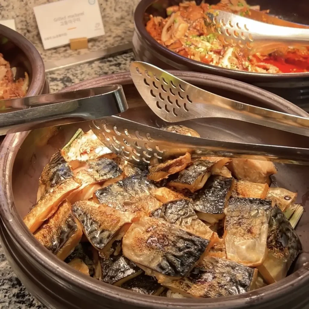 vocoソウル明洞の朝食ビュッフェに並ぶ焼き魚