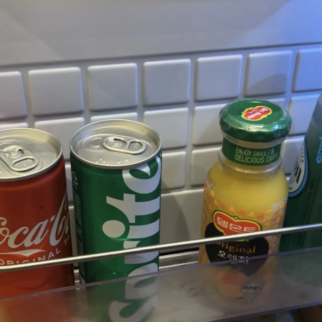 vocoソウル明洞の客室にある冷蔵庫とミニバーの飲み物