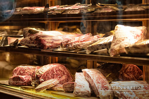 パラダイスシティのBORN&BREDでショーケースに並ぶ熟成牛肉