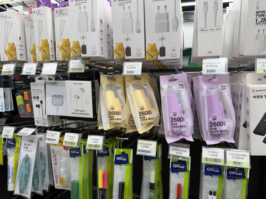 パラダイスシティCUで販売されている充電器やモバイルバッテリーなどのスマホ用品