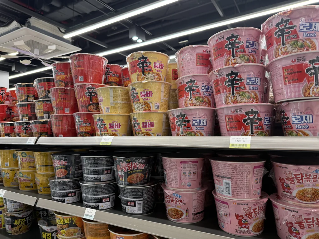 パラダイスシティCUの店内に並ぶ辛ラーメンなど韓国のカップ麺