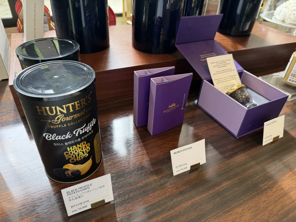 パラダイスシティのガーデンカフェで販売されているブラックトリュフポテトチップスなどの商品