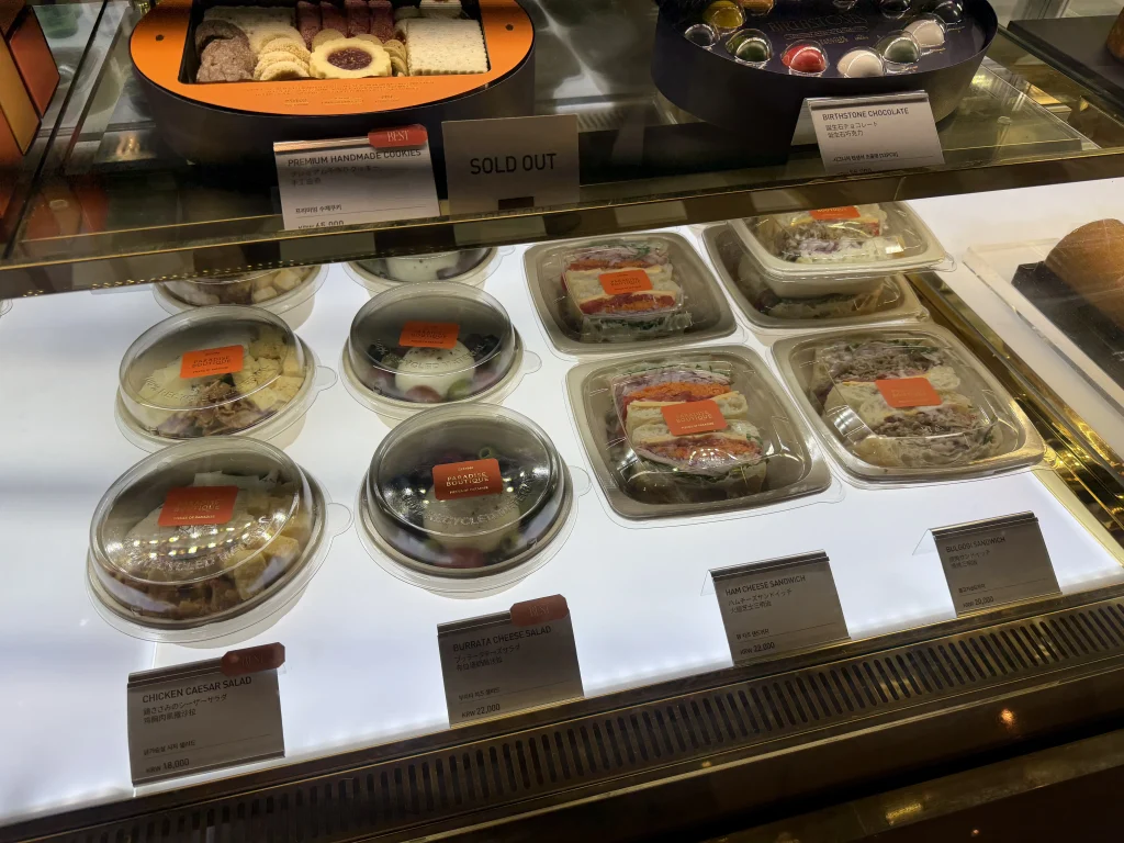 パラダイスシティのガーデンカフェに並ぶサラダやサンドイッチなどの軽食