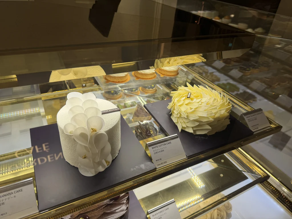 パラダイスシティのガーデンカフェに並ぶ白い装飾のホールケーキとホワイトコットンケーキ